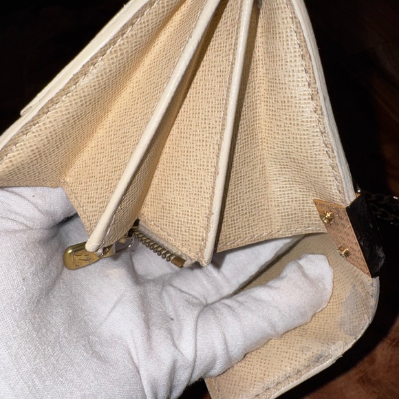 Louis Vuitton
2008 Damier Azur Pattern Sarah Wallet converted Crossbody - Picture 10 of 16